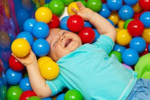 baby_with_play_balls